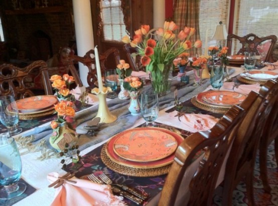 منظر طاولة ربيعي ملون باللون البرتقالي والأزرق مع إحساس كلاسيكي