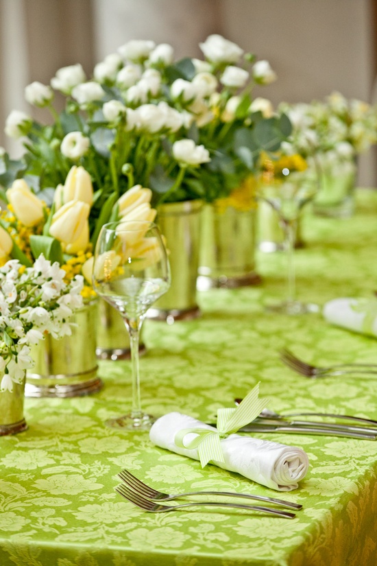 مفرش مائدة أخضر مطبوع ، قطع مركزية من الزهور البيضاء والصفراء المورقة لفصل الربيع