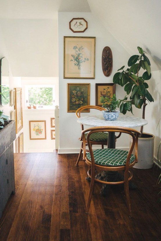 a cute vintage dining nook design